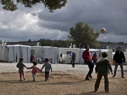 Unos niños sirios juegan al fútbol en el campo de refugiados de Ritsona, en Grecia, el pasado 21 de enero. En este país viven 62.000 solicitantes de asilo y migrantes bloqueados a causa del cierre de las fronteras con los países de los Balcanes y del pacto entre la UE y Turquía para cortar el flujo migratorio.
