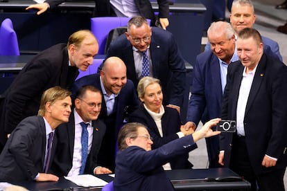 Varios integrantes del partido AfD se toman un selfi, este miércoles.