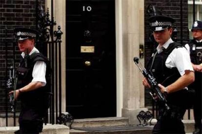 Policías británicos protegen la residencia de Tony Blair del de 10 Downing Street, en Londres.