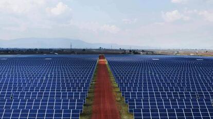 Instalación de placas solares de Iusasol en Jocotitlán, en el Estado de México.
