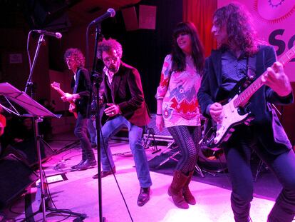 Desde la izquierda, Rubén, de Pereza; Carlos Tarque, de M Clan, Sara, de La Rubia, y Josu García, de Tequila, durante el concierto de Hot Legs.