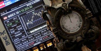 Vista del panel de la Bolsa de Madrid que refleja la evolución hoy del principal indicador de la bolsa española