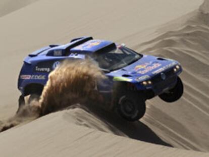 El Volkswagen Touareg de Carlos Sainz intenta sortear una duna en la etapa de ayer.