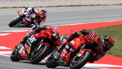 Francesco Bagnaia y Pedro Acosta en una batalla durante el mundial de MotoGP 2024.