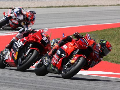 Francesco Bagnaia y Pedro Acosta en una batalla durante el mundial de MotoGP 2024.