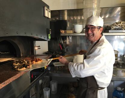 PEP ROMANY INTRODUCIENDO LAS COCAS AL HORNO / CAPEL