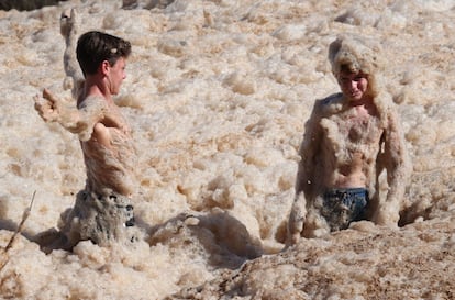 Dos niños juegan con espuma de mar, en la playa de Froggy Beach Coolangatta, en Queensland (Australia). Según varios medios de comunicación locales, algunas zonas del norte de Nueva Gales del Sur han sido declaradas "zonas de alto peligro" por el Servicio de Emergencia Estatal (SES) debido a las condiciones meteorológicas.