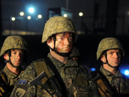 Soldados kosovares, en la ceremonia inaugural, este viernes en Pristina.