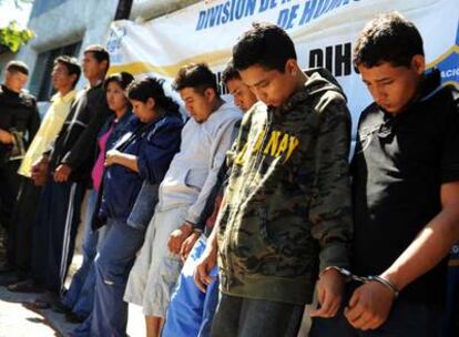 La policía salvadoreña muestra San Salvador a los pandilleros detenidos por el asesinato del fotógrafo español Christian Poveda.