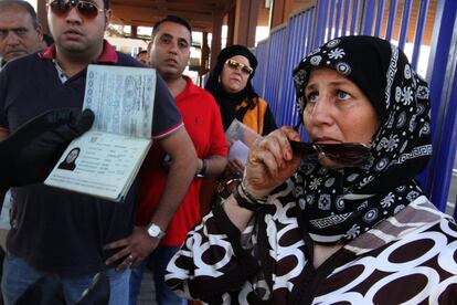 Una ciudadana siria muestra su pasaporte en el control fronterizo de España con Maruuecos en 2015