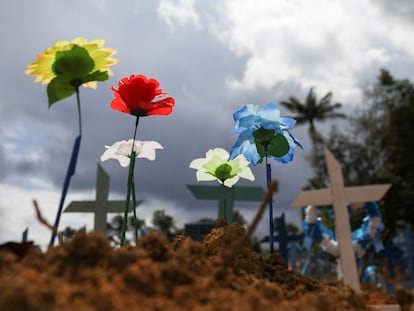 Sepulturas do cemitério Parque Tarumã em junho de 2020, Manaus.