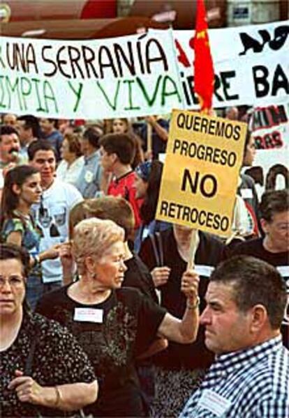 Vecinos de la Serranía durante la manifestación de ayer en el centro de Valencia.