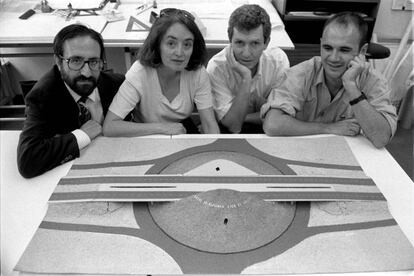 De izquierda a derecha, los arquitectos Rafael Pina, Dolores Artigas, Vicente Pat&oacute;n y Alberto Teller&iacute;a, con la maqueta ganadora del concurso de ideas para embellecer la entrada de Getafe, en julio de 1996. 