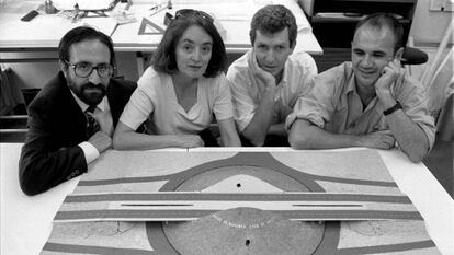 De izquierda a derecha, los arquitectos Rafael Pina, Dolores Artigas, Vicente Pat&oacute;n y Alberto Teller&iacute;a, con la maqueta ganadora del concurso de ideas para embellecer la entrada de Getafe, en julio de 1996. 