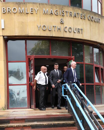 David Beckham y su abogado, a su salida de los juzgados de Bromley.