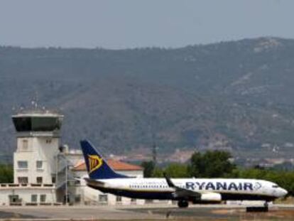 Un avión de la compañía irlandesa Ryanair rueda por la pista del aeropuerto de Reus (Tarragona). EFE/Archivo