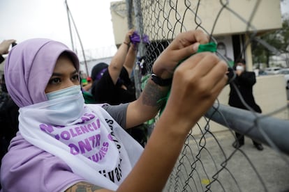 Una mujer protesta fuera de una prisión en la Ciudad de México en 2020.