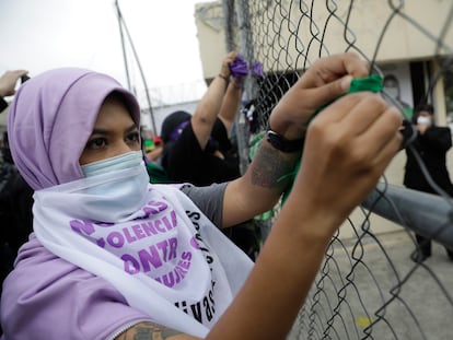 Una mujer protesta fuera de una prisión en la Ciudad de México en 2020.