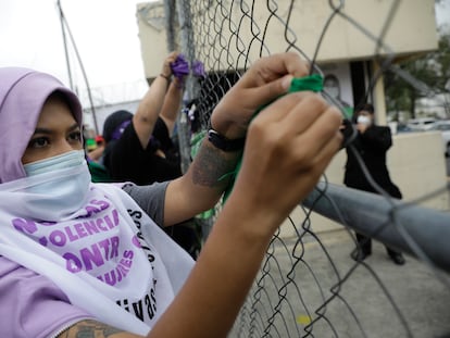 Una mujer protesta fuera de una prisión en la Ciudad de México en 2020.