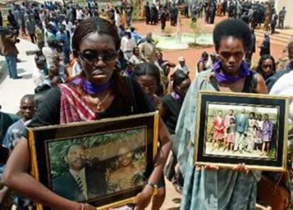 Familiares de los muertos en Ruanda de 1994 asisten a los homenajes que se celebraron en recuerdo del décimo aniversario del genocidio