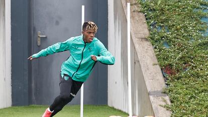 Nico Williams calienta separado del resto de la plantilla durante el entrenamiento del Athletic Club este martes.