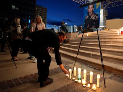 Vigília em memória de Halyna Hutchins, no sábado à noite, em Albuquerque.