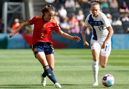 La defensa española Ona Batlle (d) pasa el balón ante la presencia de Sanni Franssi, delantera de Finlandia.
