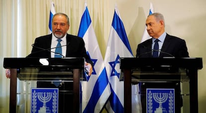 El nuevo titular de Defensa israel&iacute;, Avigdor Lieberman, y el primer ministro, Benjamin Netanyahu, este mi&eacute;rcoles en Jerusal&eacute;n.