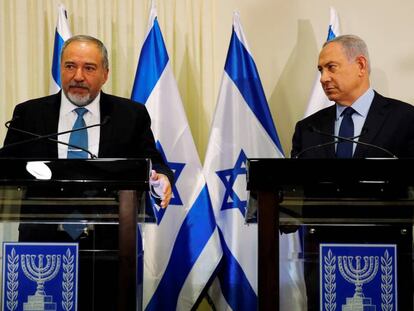 El nuevo titular de Defensa israel&iacute;, Avigdor Lieberman, y el primer ministro, Benjamin Netanyahu, este mi&eacute;rcoles en Jerusal&eacute;n.