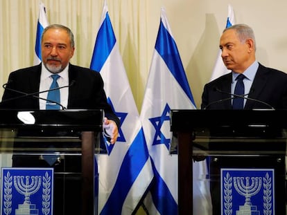 El nuevo titular de Defensa israelí, Avigdor Lieberman, y el primer ministro, Benjamin Netanyahu, este miércoles en Jerusalén.