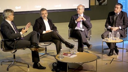 Guilelrmo Solana (director del Thyssen), Manuel Borja-Villel (director del Reina Sofía), Rafael Sierra (moderador) y Miguel Zugaza (director del Prado), este martes en la Fundación Telefónica de Madrid.