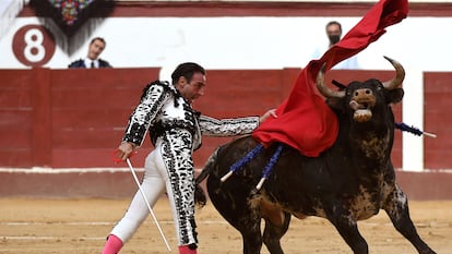 El diestro Enrique Ponce da un pase con la muleta al primero de su lote, durante la segunda corrida de la Feria de San Juan y San Pedro celebrada el pasado domingo en la plaza de toros de León.