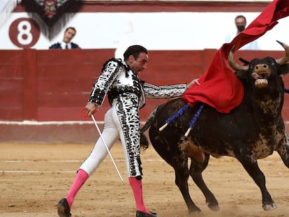 El diestro Enrique Ponce da un pase con la muleta al primero de su lote, durante la segunda corrida de la Feria de San Juan y San Pedro celebrada el pasado domingo en la plaza de toros de León.