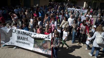 Arranque del pasacalles que abrió ayer la Troba d'Escoles en Valencià en la ciudad de Valencia.