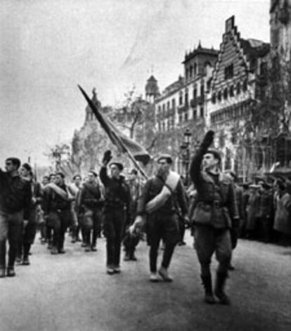 Tropas de Franco, en el paseo de Gràcia de Barcelona el 26 de enero de 1939.