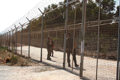 Antigua valla fronteriza de Melilla, con concertina en la parte superior, custodiada por militares españoles en una imagen de 2005.