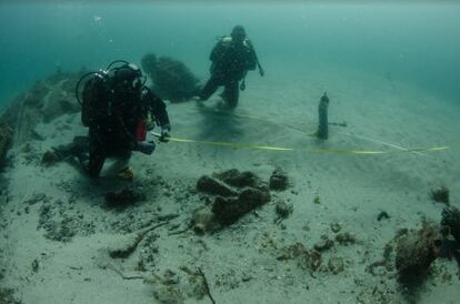 Los buceadores de la Armada y los arqueólogos realizan trabajos de registro en el 'San Giacomo di Galizia'.