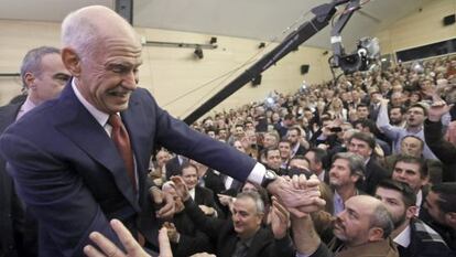 Yorgos Papandreu saluda els seus partidaris ahir en la reunió inaugural del nou partit.