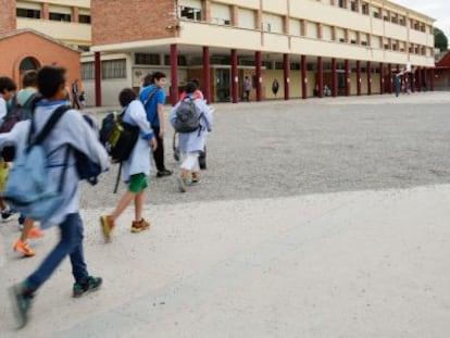 Un grupo de alumnos entra en un colegio.