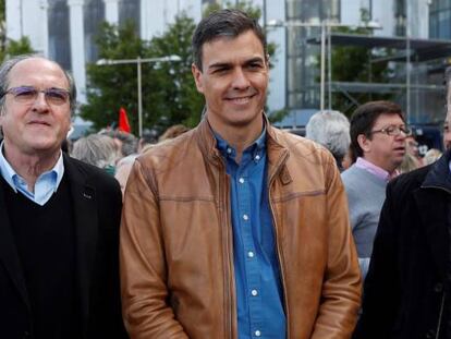 El secretario general del PSOE, Pedro Sánchez, acompañado por el portavoz del PSOE en la Asamblea de Madrid, Ángel Gabilondo, y el secretario general del PSM, José Manuel Franco, antes de su participación en la manifestación que se celebra en Madrid con motivo del Primero de Mayo. 