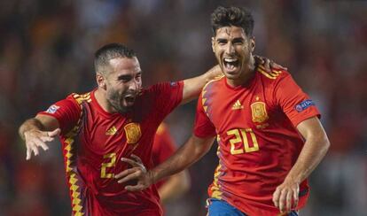 Carvajal y Asensio durante un partido de España.
