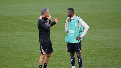 Luis Enrique da indicaciones a Dembélé durante el entrenamiento en Münich, este viernes, en la víspera de la final de Champions.