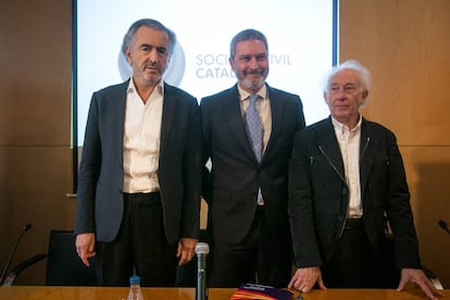 De izquierda a derecha, Bernard-Henri Lévy, Josep Ramon Bosch, presidente de Sociedad Civil Catalana, y Albert Boadella durante la presentacion de la obra de teatro del primero.
