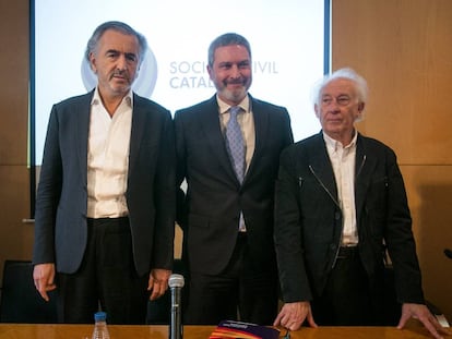 De izquierda a derecha, Bernard-Henri Lévy, Josep Ramon Bosch, presidente de Sociedad Civil Catalana, y Albert Boadella durante la presentacion de la obra de teatro del primero.
 