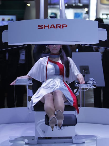 En la feria tecnológica de Japón Ceatec, una modelo utiliza el nuevo sistema de Sharp llamado Primary Care Support, que proporciona información sobre el peso del usuario, la presión arterial y la temperatura corporal.