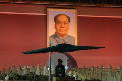Un policía paramilitar chino hace guardia cerca del retrato de Mao Zedong en la Puerta de Tiananmen, antes de la sesión inaugural del Congreso Nacional del Pueblo, este martes en Pekín.