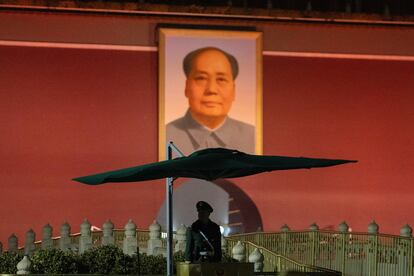 Un policía paramilitar chino hace guardia cerca del retrato de Mao Zedong en la Puerta de Tiananmen, antes de la sesión inaugural del Congreso Nacional del Pueblo, este martes en Pekín.