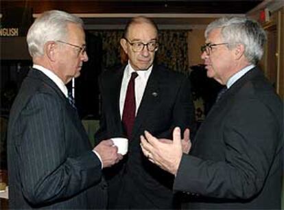 El presidente de la Reserva Federal de EE UU, Alan Greenspan, en el centro, ayer en un descanso del G-7.