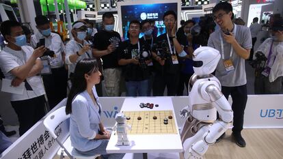 Un robot humanoide de servicio juega al ajedrez chino con un humano durante la Conferencia Mundial Waic sobre Inteligencia Artificial en Shanghai, China, 7 de julio de 2021.