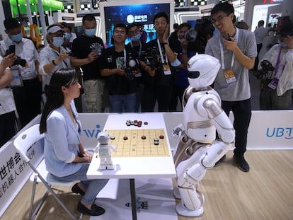 Un robot humanoide de servicio juega al ajedrez chino con un humano durante la Conferencia Mundial Waic sobre Inteligencia Artificial en Shanghai, China, 7 de julio de 2021.